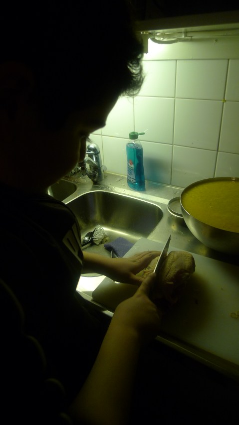 Gyorgye cutting up the chicken at Caffe Fittja